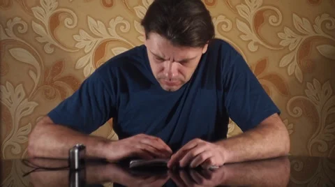 Reads the instructions to the camera Vídeo Stock 35720217