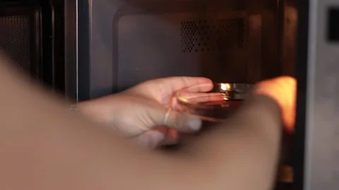 Ready cake for breakfast cooked in the microwave oven Video stock 200928497