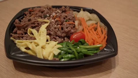 A ready-to-eat beef and vegetable dish 動画素材 322011555