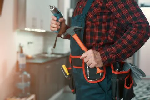 Ready to fix it. Man solves household problems Foto stock