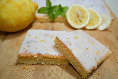 Ready lemon cake with icing on top and decoration Foto stock