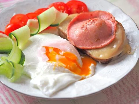 Ready-made Breakfast of eggs with liquid yolk, sausage and cheese sandwich de Stock Photos