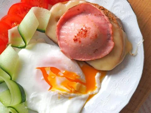 Ready-made Breakfast of eggs with liquid yolk, sausage and cheese sandwich de Stock Photos