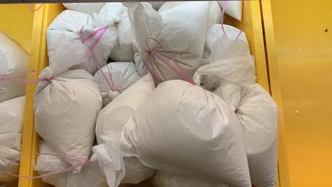 Ready-made coconut milk packaging in white plastic Foto stock