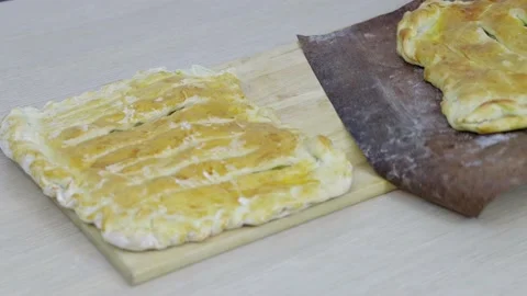 Ready-made homemade apple pie on a wooden board Vídeo Stock 208422703