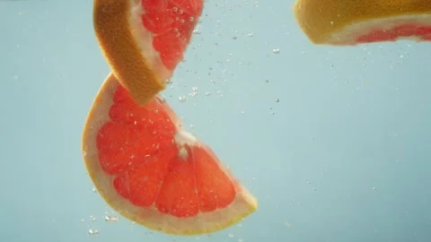 Ready-made video with a spectacular fall of grapefruit pieces into water Stock Footage 257417230