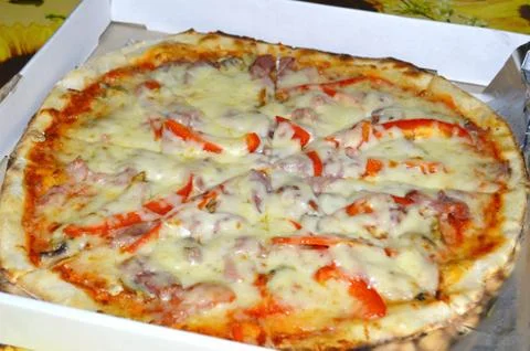 Ready pizza with ham in a hill. Foto stock