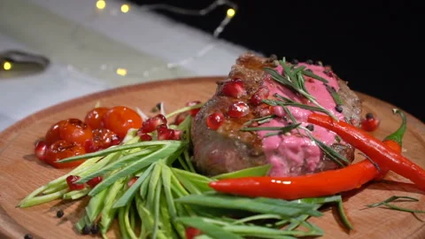 Ready steak sprinkled with spices. slow motion Vídeo Stock 101659170