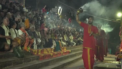 Real Devotional Aarti Ceremony in Rishikesh India at Sunset 库存影片 337627453