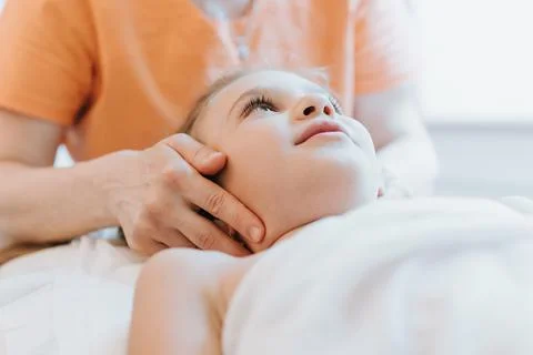 Real doctor osteopath hands does physiological and emotional therapy for eigh Foto stock