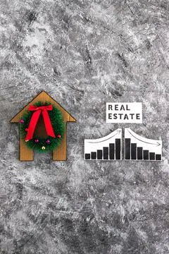 Real Estae text and graph with stats going up and down next to cardboard ho.. Foto stock