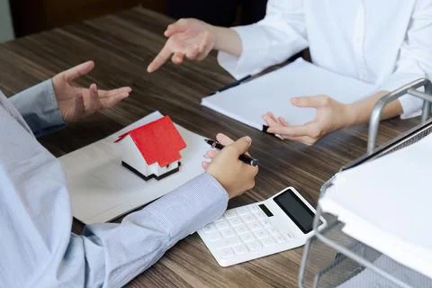 Real Estate Agent and client talking about Property insurance and security Foto stock