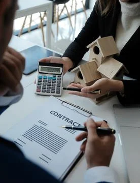Real estate agent and customer signing contract to buy house, insurance or .. Foto stock