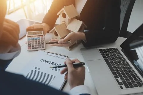 Real estate agent and customer signing contract to buy house, insurance or .. Foto stock