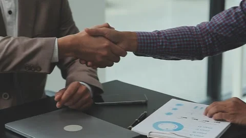 Real estate agent and customers shaking hands together celebrating finished.. Vídeo Stock 255882852