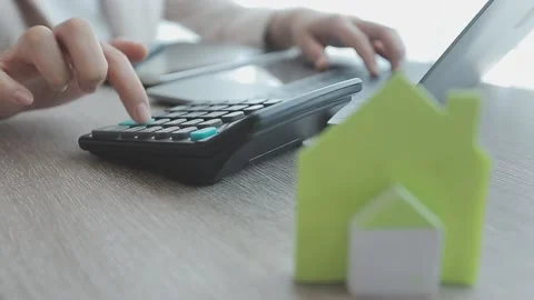 Real estate agent with client or architect team discussing project on tablet  Vidéo 219718549