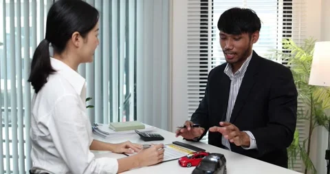 A real estate agent presents a property sale contract to a client 库存影片 343290242