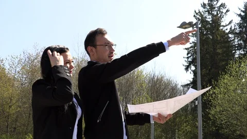 A real estate agent showing a customer house plan Видео 107719399