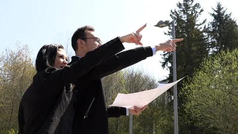 A real estate agent showing a customer house plan Видео 107724153