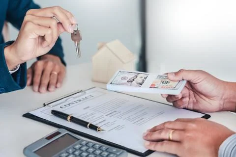 Real estate agents explain the document for customers who come to contact to Foto stock