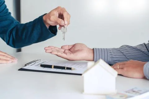 Real estate agents explain the document for customers who come to contact to Foto stock