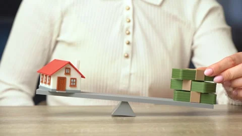 A real estate appraiser estimates the value of a home. Realtor services. Home Vídeo Stock 342258956