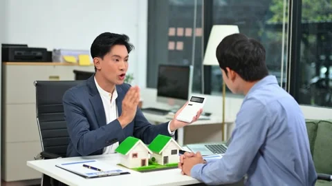 Real estate broker agent presenting and consult to customer to decision mak.. Stock Footage 312714909
