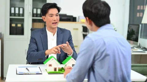 Real estate broker agent presenting and consult to customer to decision mak.. Stock Footage 312714923