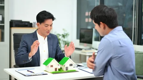 Real estate broker agent presenting and consult to customer to decision mak.. Stock Footage 312714927