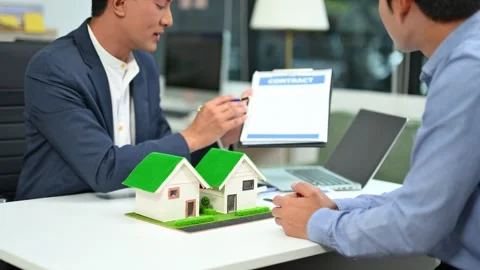 Real estate broker agent presenting and consult to customer to decision mak.. Stock Footage 312714932