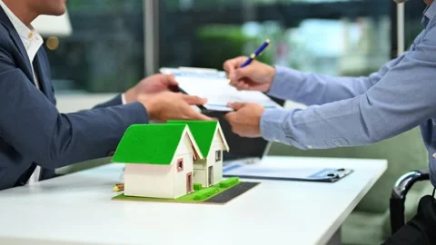 Real estate broker agent presenting and consult to customer to decision mak.. Stock Footage 312714948