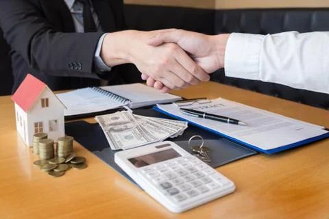 Real Estate developer Agent and sign on document giving keys of new house, Pr Foto stock