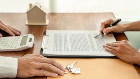 Real Estate developer Agent and sign on document giving keys of new house, Pr Foto stock