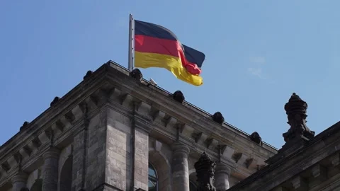 Real flag of Germany waving in the wind on The Reichstags building  in Berlin Vídeo Stock 220932841