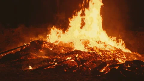 The real flame of a huge fire the camera approaches very close to the center of 스톡 동영상 99696286