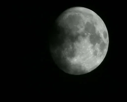 Real footage of the moon with clouds drifting by Video stock 913256