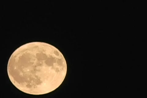 Real moon moving in clear sky Vídeo Stock 353956
