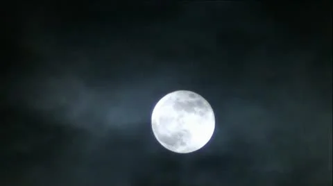 Real Moon Rising In Cloudy Midnight Sky Видео 12673660