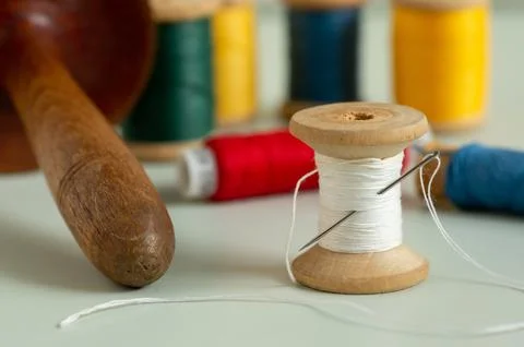 Real old spools of needle and thread meter close-up Foto stock