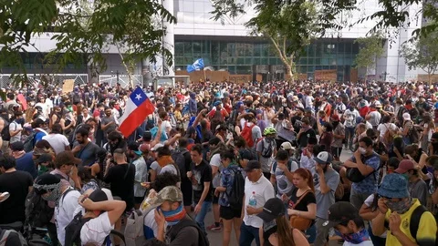 Real people crowd protesting and repealed with tear gas at Santiago de Chile Vidéo 119246554