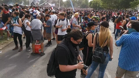 Real people crowd protesting and repealed with tear gas at Santiago de Chile Vidéo 119258767
