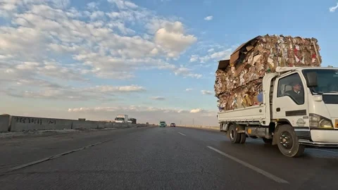 Real road trip experience along Cairo Fayoum Desert Road through Egypt desert Vidéo 330084375