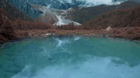 Real Shot of Snow Mountain River Valley Scenery in Jiuzhaigou Sichuan China 스톡 동영상 336887964