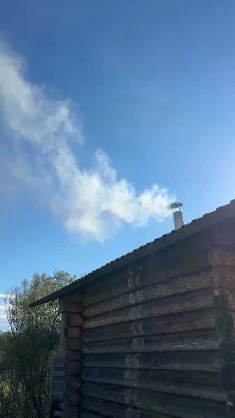 Real-time 4K video of white smoke coming out of a  chimney on awooden sauna Video stock 345023046