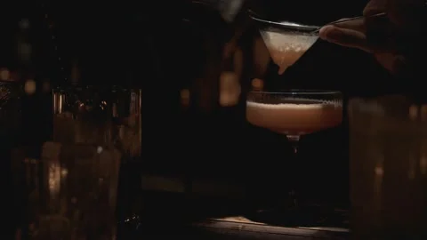 Real time close up shot of a bartender preparing a cocktail at a bar in Bangkok 스톡 동영상 130514465