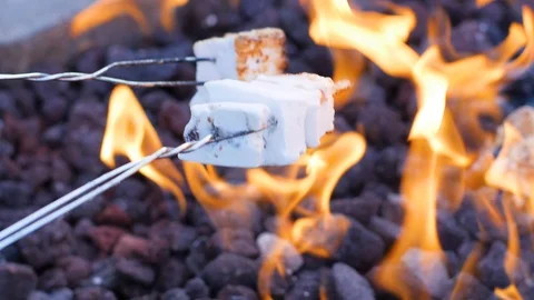Real time close up shot as marshmallows are being toasted on fire 스톡 동영상 106625185