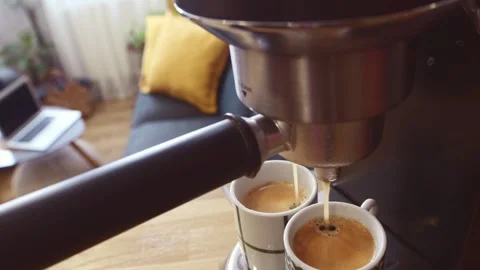 Real time coffee machine pour fresh morning coffee in two beautiful decorat.. Stock-Footage 281581879