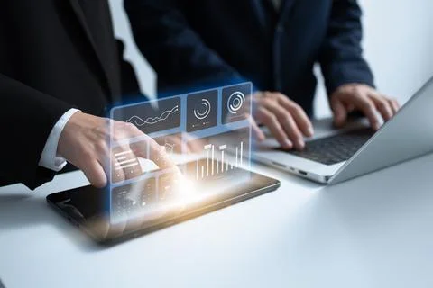 Real-time financial analysis on tablet Stockfoto's