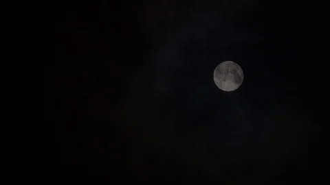 Real time Full Moon Behind Moving Cloud At Night Video stock 129789201