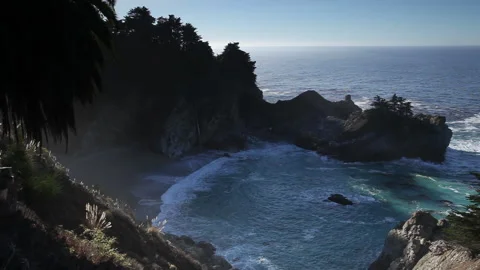 Real time high angle view of McWay falls in the shadow of early morning light Vídeo Stock 130231820